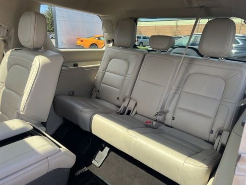 Used 2019 Lincoln Navigator Reserve image 22