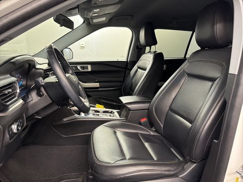 Used 2023 Ford Explorer XLT w/ Equipment Group 202A AWD/4WD image 28