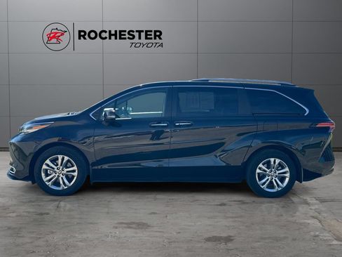 Used 2022 Toyota Sienna Platinum AWD/4WD image 2