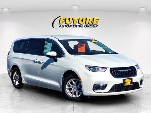 Used 2023 Chrysler Pacifica Touring-L FWD image 1