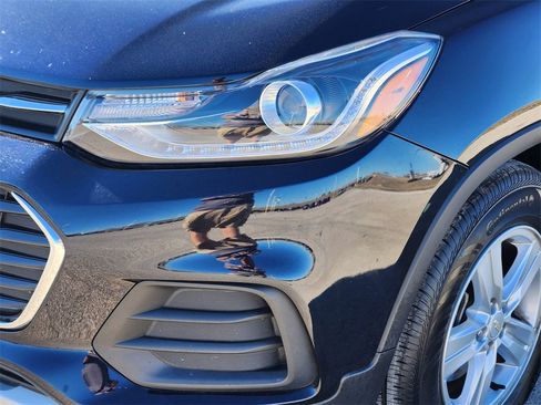 Used 2022 Chevrolet Trax LT w/ LT Convenience Package image 9