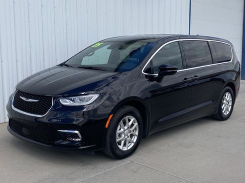 Used 2025 Chrysler Pacifica Select FWD image 1