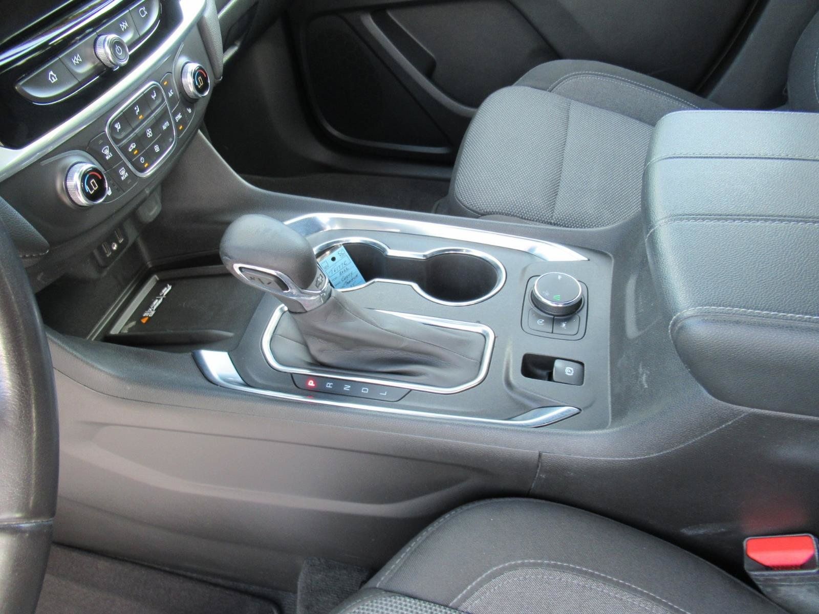 Used 2022 Chevrolet Traverse LT FWD image 19