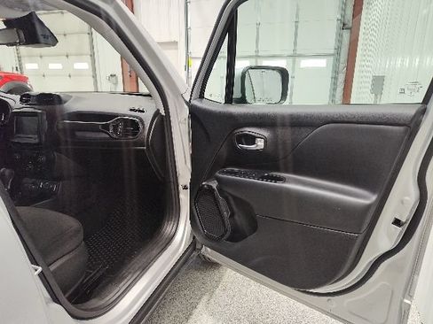 Used 2018 Jeep Renegade Altitude AWD/4WD image 18