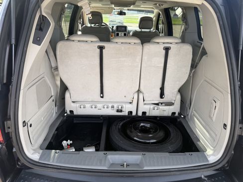 Used 2010 Chrysler Town & Country Limited image 34