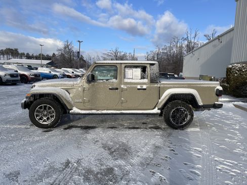 Used 2020 Jeep Gladiator Overland image 7