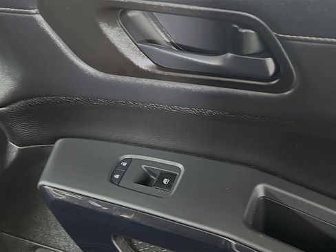 Used 2024 Nissan Pathfinder SV image 32