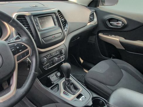 Used 2017 Jeep Cherokee Latitude w/ Comfort & Sound Group FWD image 27