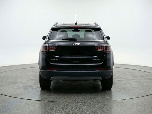 Used 2025 Jeep Compass Latitude AWD/4WD image 7