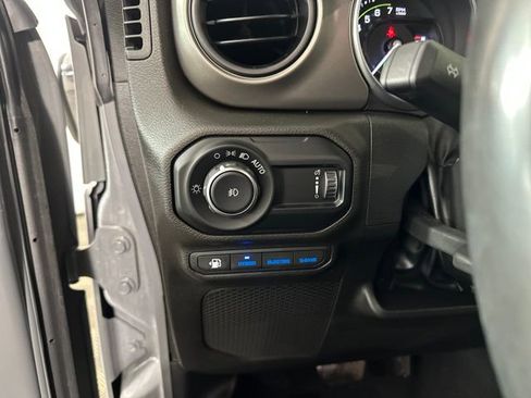 Used 2023 Jeep Wrangler Unlimited w/ Sun & Screen Package image 19