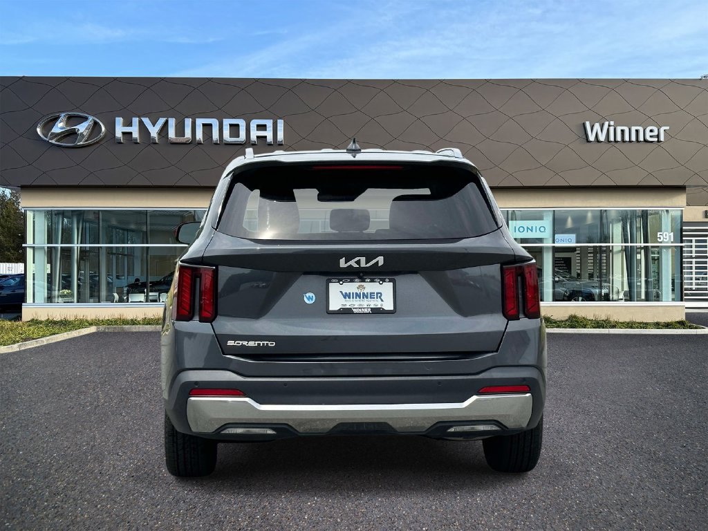Used 2024 Kia Sorento S FWD image 3