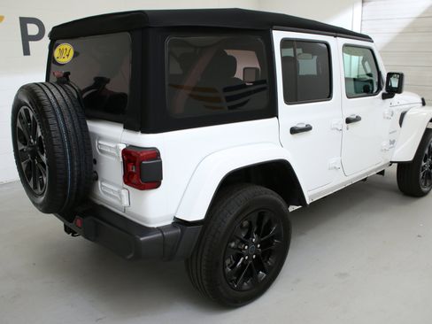Used 2024 Jeep Wrangler Unlimited Sahara AWD/4WD image 9