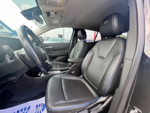 Used 2025 Buick Encore GX Sport Touring w/ Advanced Technology Package FWD image 17