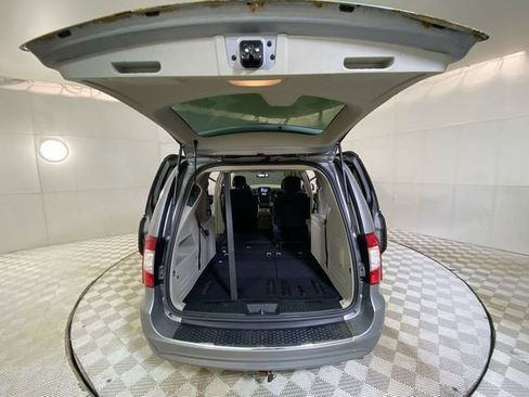 Used 2014 Chrysler Town & Country Touring w/ Driver Convenience Group image 31
