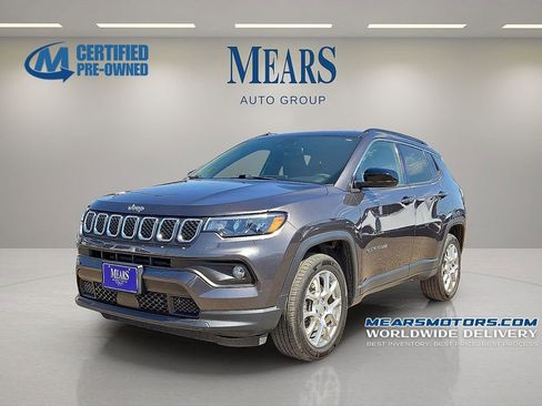 Used 2023 Jeep Compass Latitude image 1