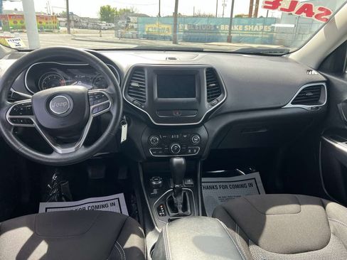 Used 2019 Jeep Cherokee Latitude w/ Popular Appearance Group AWD/4WD image 9