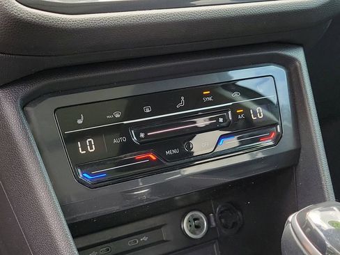 Used 2022 Volkswagen Tiguan SE w/ Panoramic Sunroof Package image 25