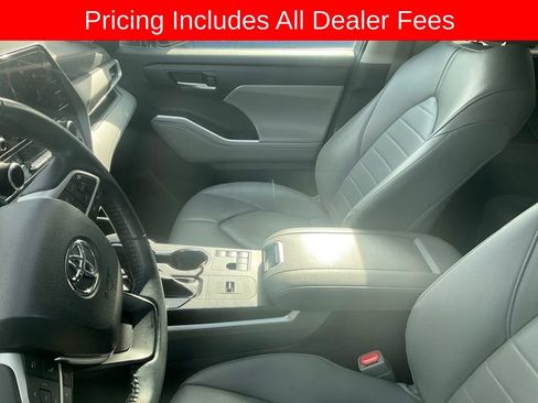 Used 2023 Toyota Highlander XLE FWD image 8