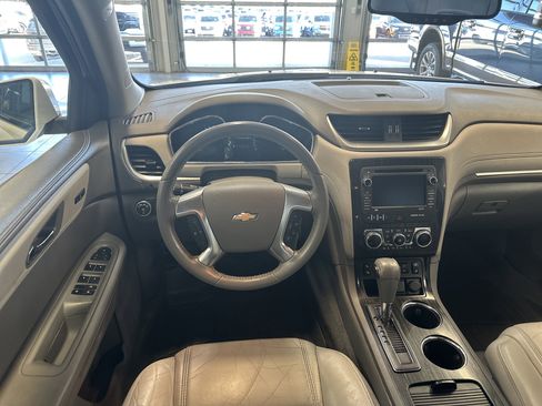 Used 2016 Chevrolet Traverse LT image 2