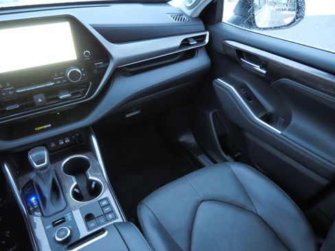 Used 2023 Toyota Highlander Limited image 12