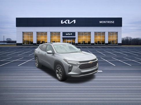 Used 2025 Chevrolet Trax LT w/ Driver Confidence Package FWD image 3