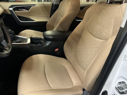 Used 2021 Toyota RAV4 XLE AWD/4WD image 8
