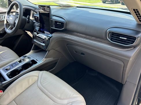 Used 2022 Ford Explorer Platinum w/ Technology Package image 12