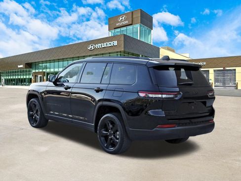 Used 2023 Jeep Grand Cherokee L Limited w/ Black Appearance Package AWD/4WD image 8