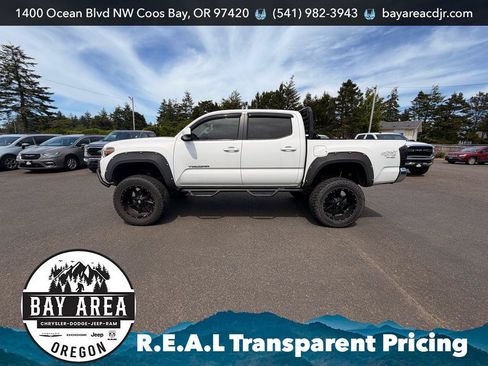 Used 2017 Toyota Tacoma SR5 w/ Tow Package AWD/4WD image 3
