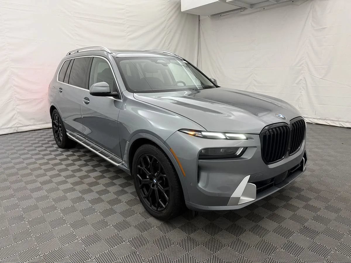 Used 2023 BMW X7 xDrive40i w/ Premium Package AWD/4WD image 3