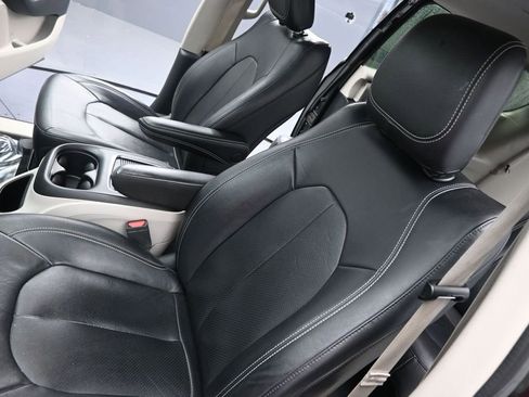 Used 2022 Chrysler Pacifica Touring-L FWD image 9