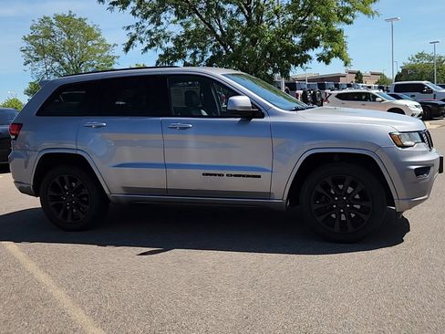 Used 2019 Jeep Grand Cherokee Altitude AWD/4WD image 8