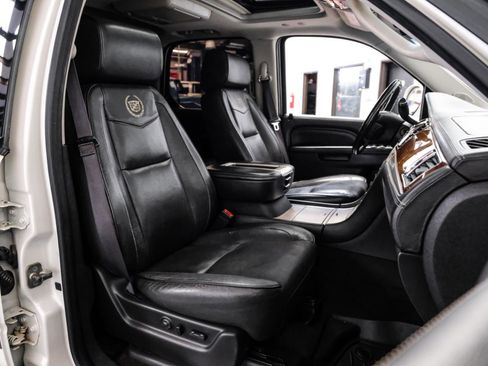 Used 2013 Cadillac Escalade Platinum RWD image 42