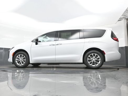 New 2027 Chrysler Pacifica Select AWD/4WD image 16