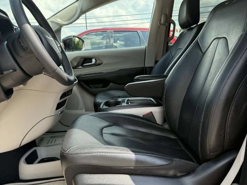 Used 2022 Chrysler Pacifica Touring-L FWD image 12
