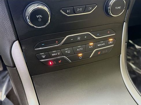 Used 2020 Ford Edge SEL w/ Cold Weather Package image 16