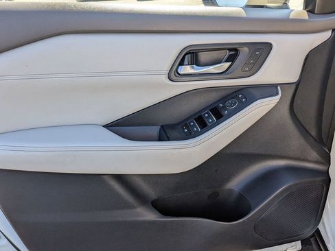 Used 2023 Nissan Rogue SL image 9