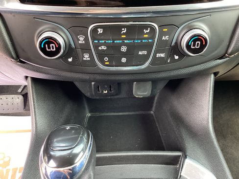 Used 2020 Chevrolet Traverse LT image 22