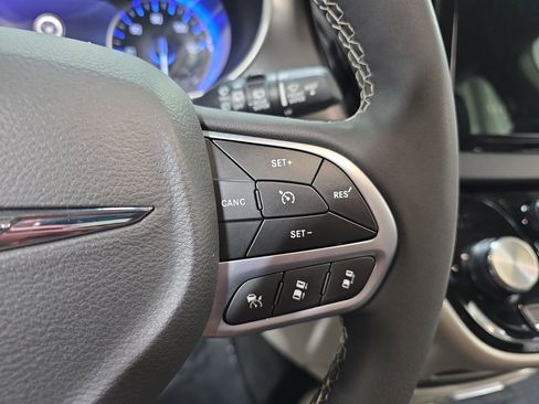 Used 2023 Chrysler Pacifica Touring-L FWD image 21