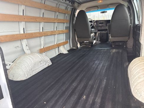 Used 2015 GMC Savana 2500 RWD image 8