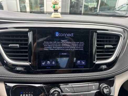 Used 2017 Chrysler Pacifica Limited FWD image 11