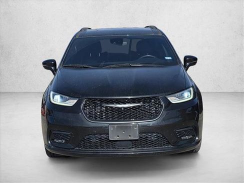 Used 2021 Chrysler Pacifica Limited w/ Uconnect Theater Family Group image 2