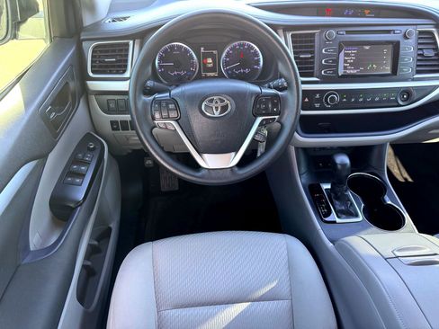 Used 2019 Toyota Highlander LE image 23