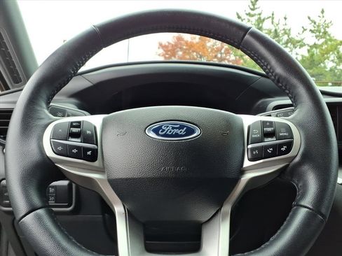Used 2023 Ford Explorer XLT image 18