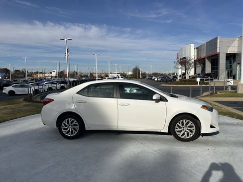 Used 2018 Toyota Corolla LE image 11