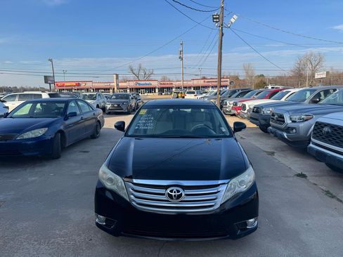 Used 2011 Toyota Avalon Limited image 2