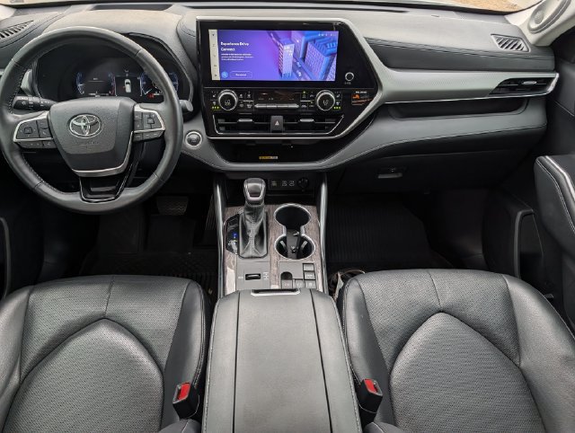 Used 2024 Toyota Highlander Platinum FWD image 11