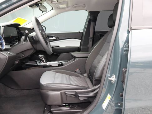 Used 2025 Chevrolet Trax LT FWD image 7