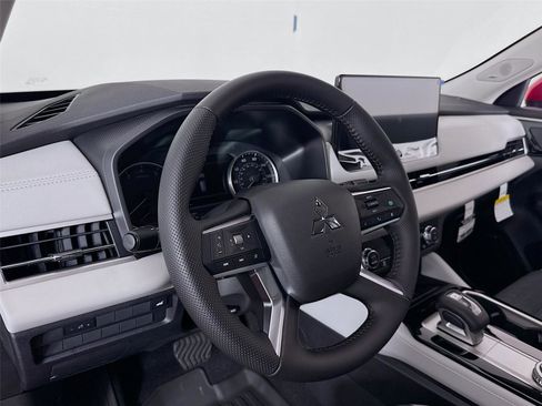 New 2025 Mitsubishi Outlander SE image 9
