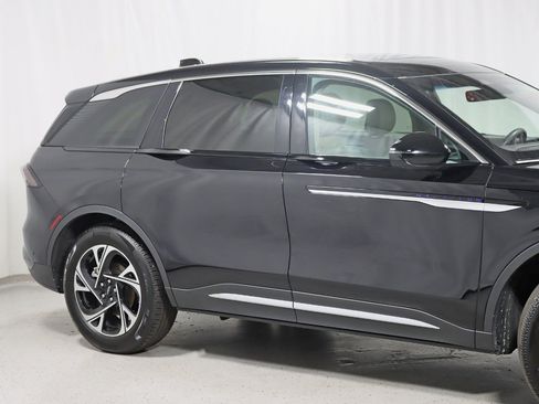 Used 2024 Lincoln Nautilus Premier w/ Equipment Group 102A AWD/4WD image 3
